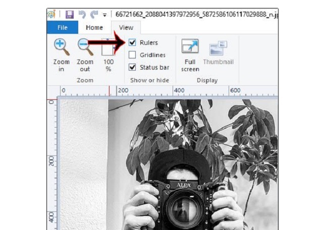 Tải ảnh muốn chỉnh kích thước vào paint. Sau đó, ấn nút View, rồi tới Rulers