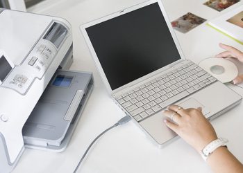 Dùng USB để kết nối máy in với laptop